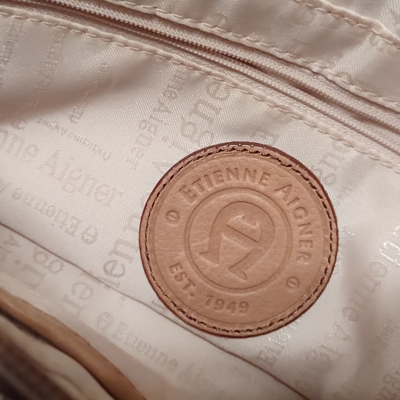 Etienne Aigner light brown/ tan leather shoulder handbag - Picture 9 of 16